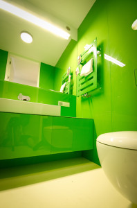 Odważna zielona łazienka.