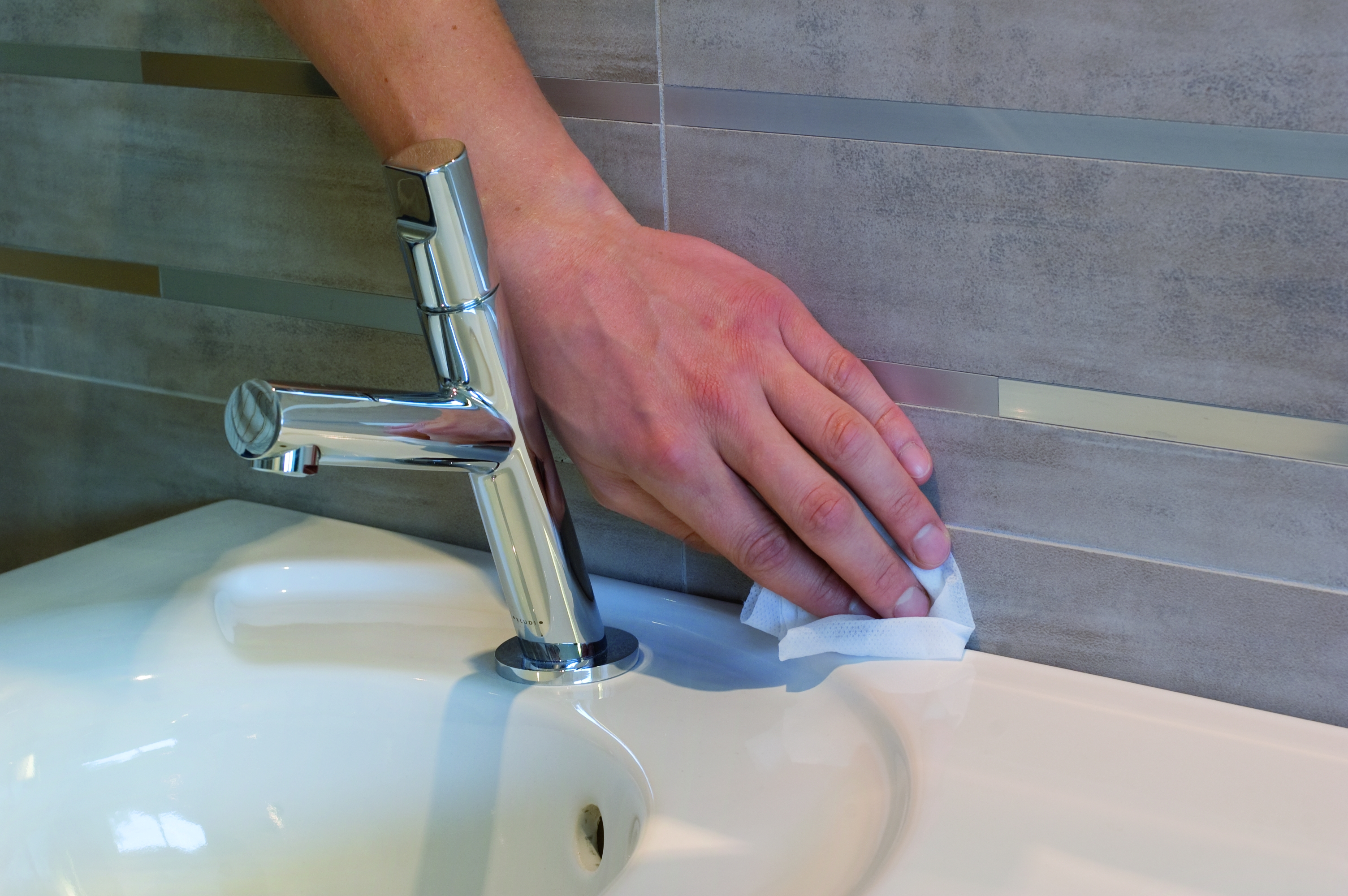 Jak usunąć wilgoć i pleśń z łazienki?